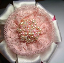 Брошь из атласной ленты Брошь из атласной ленты