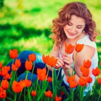 Женщина в тюльпанах