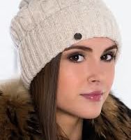 Девушка в шавке