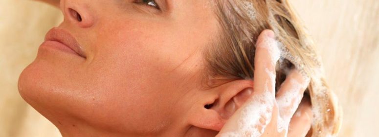 Женщина моет голову