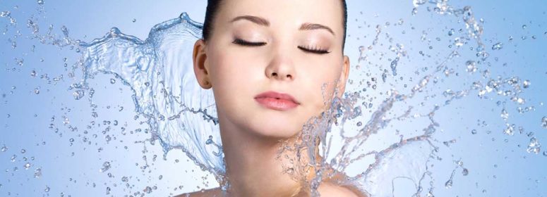 На женщину льется вода