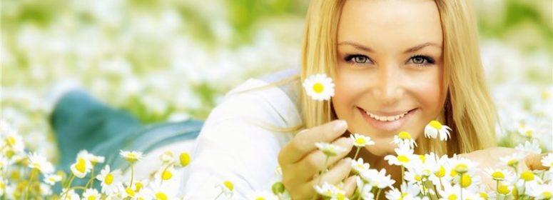 Девушка лежит в ромашках