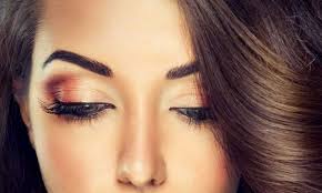 Девушка смотрит вниз