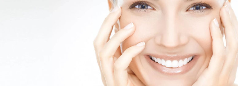 Женщина улыбается