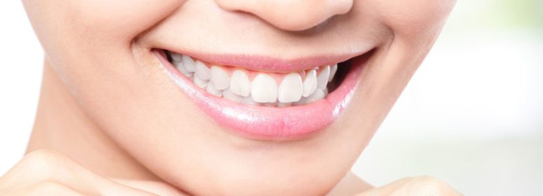 Девушка улыбается