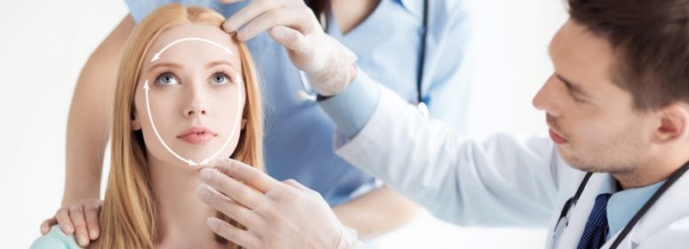 Девушку готовят к пластической операции