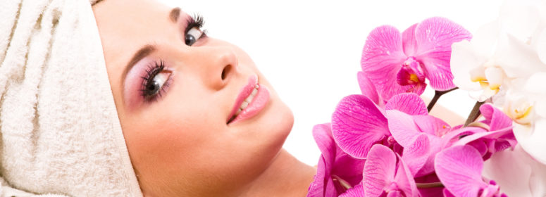 Девушка с орхидеями