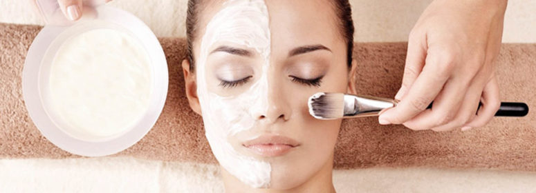 девушке делают косметический пилинг